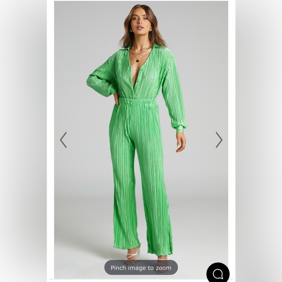 SHOWPO SET
BECA SHIRT - PLISSE BUTTON UP SHIRT AND FLARED PANTS IN BRIGHT GREEN - Picture 1 of 5